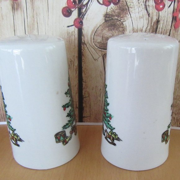 Christmas tree salt & pepper shakers - white china with tree and toys print - Picture 3 of 5